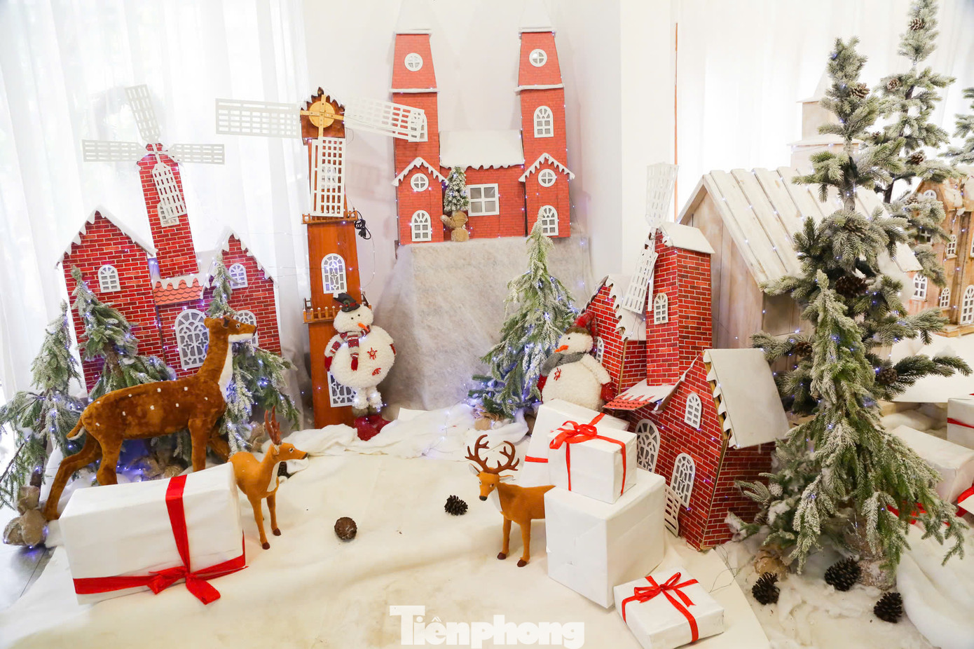 Không gian các quán được bài trí tinh tế từ những ngôi nhà đến bàn ghế gỗ, kết hợp cùng đèn vàng ấm áp tạo nên không khí dễ chịu, ấm áp và thân thiện, là điểm thu hút giới trẻ.