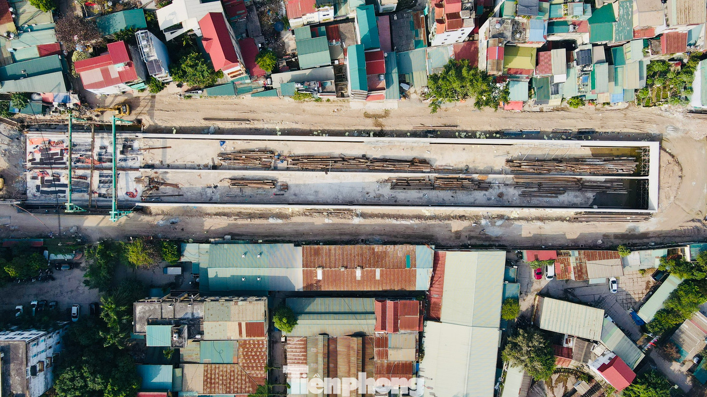 Trao đổi với báo Tiền Phong, Ông Hồ Đức Phúc, Giám đốc Ban điều hành dự án (Cienco4) cho biết: "Dự án được chia thành 3 vùng gồm vùng phía Đầm Hồng, vùng đường sắt và vùng phía Kim Đồng. Hiện nay, bên phía Đầm Hồng đơn vị đã thi công cơ bản hoàn thành 9 đốt hầm hở và một đốt hầm kín". Trao đổi với báo Tiền Phong, Ông Hồ Đức Phúc, Giám đốc Ban điều hành dự án (Cienco4) cho biết: "Dự án được chia thành 3 vùng gồm vùng phía Đầm Hồng, vùng đường sắt và vùng phía Kim Đồng. Hiện nay, bên phía Đầm Hồng đơn vị đã thi công cơ bản hoàn thành 9 đốt hầm hở và một đốt hầm kín".