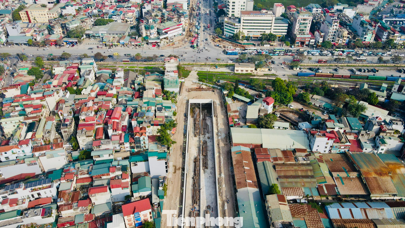 Dự kiến đầu năm 2024 nhà thầu sẽ tổ chức thi công các hệ thống móng, đóng cọc bê tông. Trong phạm vi đường sắt nhà thầu CT3 bắt đầu triển khai công tác dọn dẹp mặt bằng, làm đường công vụ chuẩn bị triển khai thi công cầu tạm nâng đỡ đường sắt để thi công hầm kín. Dự kiến đầu năm 2024 nhà thầu sẽ tổ chức thi công các hệ thống móng, đóng cọc bê tông. Trong phạm vi đường sắt nhà thầu CT3 bắt đầu triển khai công tác dọn dẹp mặt bằng, làm đường công vụ chuẩn bị triển khai thi công cầu tạm nâng đỡ đường sắt để thi công hầm kín.