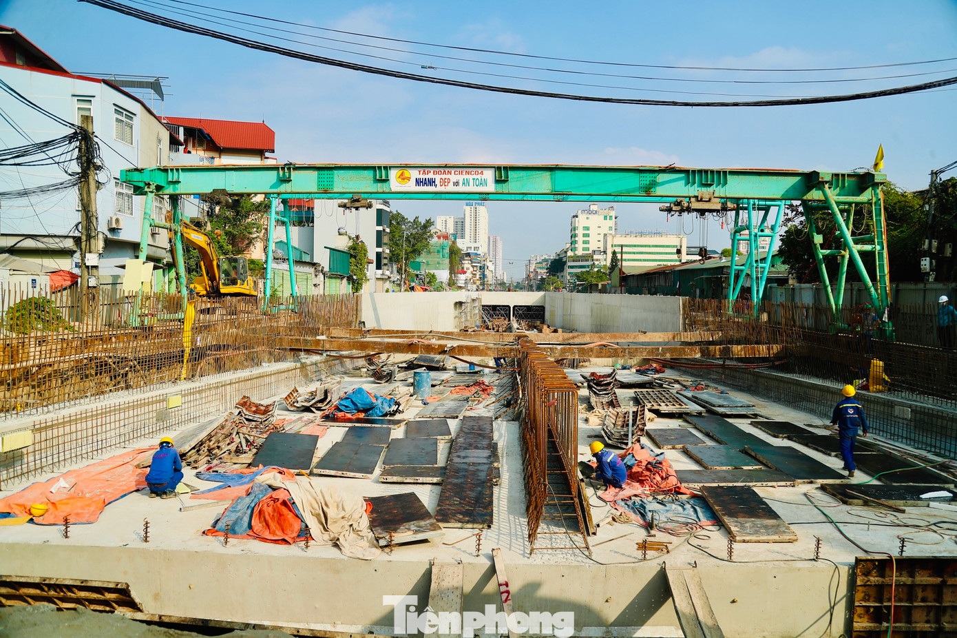 Hầm chui Giải Phóng - Kim Đồng với tổng chiều dài hầm và đường dẫn khoảng 890m, với quy mô 4 làn xe, có tổng mức đầu tư 778 tỷ đồng từ nguồn ngân sách thành phố được khởi công từ tháng 10/2022. Hầm chui Giải Phóng - Kim Đồng với tổng chiều dài hầm và đường dẫn khoảng 890m, với quy mô 4 làn xe, có tổng mức đầu tư 778 tỷ đồng từ nguồn ngân sách thành phố được khởi công từ tháng 10/2022.