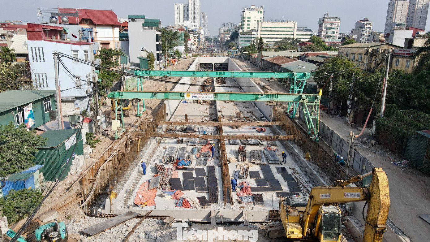 Sau hơn 1 năm triển khai thi công, hầm chui tại nút giao Giải Phóng - Kim Đồng đã rõ hình hài 9 đốt hầm hở và 1 đốt hầm kín ở bên phía Đầm Hồng. Sau hơn 1 năm triển khai thi công, hầm chui tại nút giao Giải Phóng - Kim Đồng đã rõ hình hài 9 đốt hầm hở và 1 đốt hầm kín ở bên phía Đầm Hồng.
