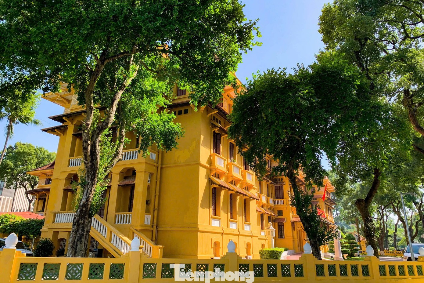 Thu về chính là dịp để Hà Nội thay áo mới, được bao phủ bởi màu vàng mộng mơ của tia nắng và lá cây kết hợp với mùi hương hoa sữa thoáng qua đã khiến lòng người xao xuyến, khó quên.