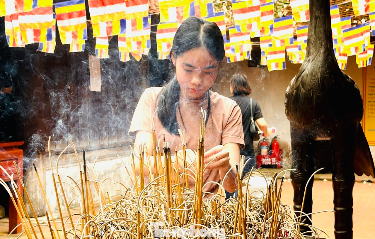 Phương Thảo, THCS Thanh Xuân cùng mẹ và em trai đi lễ chùa Đậu cho biết: "Em cầu cho mình đạt được các nguyện vọng trong kỳ thi quan trọng sắp tới, đỗ vào trường Hà Nội Amsterdam". Phương Thảo, THCS Thanh Xuân cùng mẹ và em trai đi lễ chùa Đậu cho biết: "Em cầu cho mình đạt được các nguyện vọng trong kỳ thi quan trọng sắp tới, đỗ vào trường Hà Nội Amsterdam".