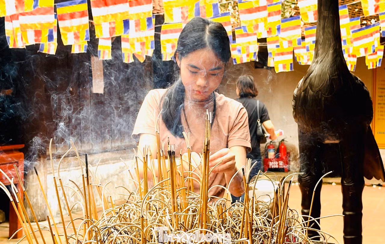 Phương Thảo, THCS Thanh Xuân cùng mẹ và em trai đi lễ chùa Đậu cho biết: "Em cầu cho mình đạt được các nguyện vọng trong kỳ thi quan trọng sắp tới, đỗ vào trường Hà Nội Amsterdam".