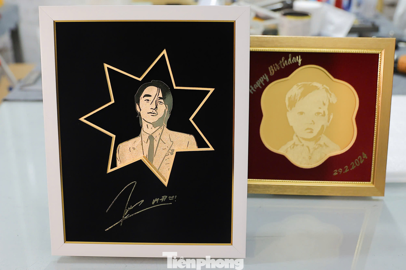 Ngoài ra khách hàng còn có thể làm tranh dát vàng theo nhu cầu cá nhân. Các nghệ nhân sẽ thiết kế, tạo hình theo ảnh rồi hiện thực hóa với các hình khối nổi, sinh động. Với những bức tranh thiết kế riêng, thời gian thực hiện thường kéo dài từ 3 đến 4 ngày. Các bức tranh lớn và phức tạp hơn sẽ mất từ 5 đến 7 ngày để hoàn thiện, tùy thuộc vào mức độ chi tiết và độ khó.