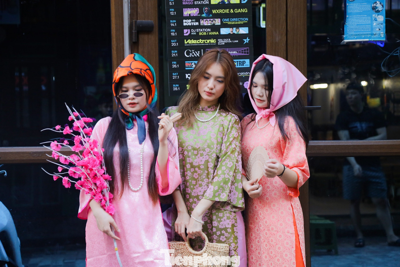 &quot;Khác với những năm trước, năm nay chúng mình lựa chọn chụp ảnh theo phong cách nghịch ngợm, nhí nhảnh một chút cho đúng với lứa tuổi cùng các đạo cụ như kính râm, khăn mỏ quạ... nhưng vẫn lưu giữ được nét đẹp truyền thống của áo dài&quot;, nhóm bạn trẻ đến từ quận Hai Bà Trưng chia sẻ.