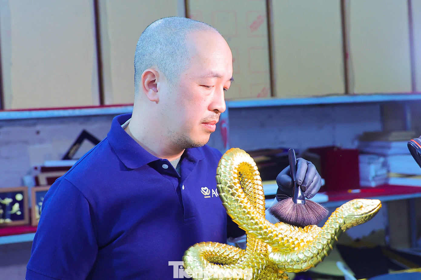 Theo ông Lâm, việc tạo hình linh vật ngoài chi tiết trên thân đảm bảo thẩm mỹ thì cần chú trọng tới biểu cảm, thần thái. Với rắn của năm Ất Tỵ, đôi mắt và miệng phải tạo được cảm giác lành, đầu hướng lên trên và không có răng nanh.