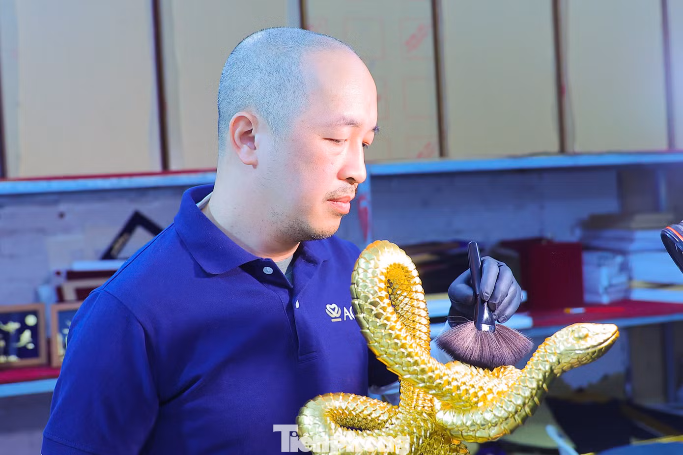 Theo ông Lâm, việc tạo hình linh vật ngoài chi tiết trên thân đảm bảo thẩm mỹ thì cần chú trọng tới biểu cảm, thần thái. Với rắn của năm Ất Tỵ, đôi mắt và miệng phải tạo được cảm giác lành, đầu hướng lên trên và không có răng nanh.