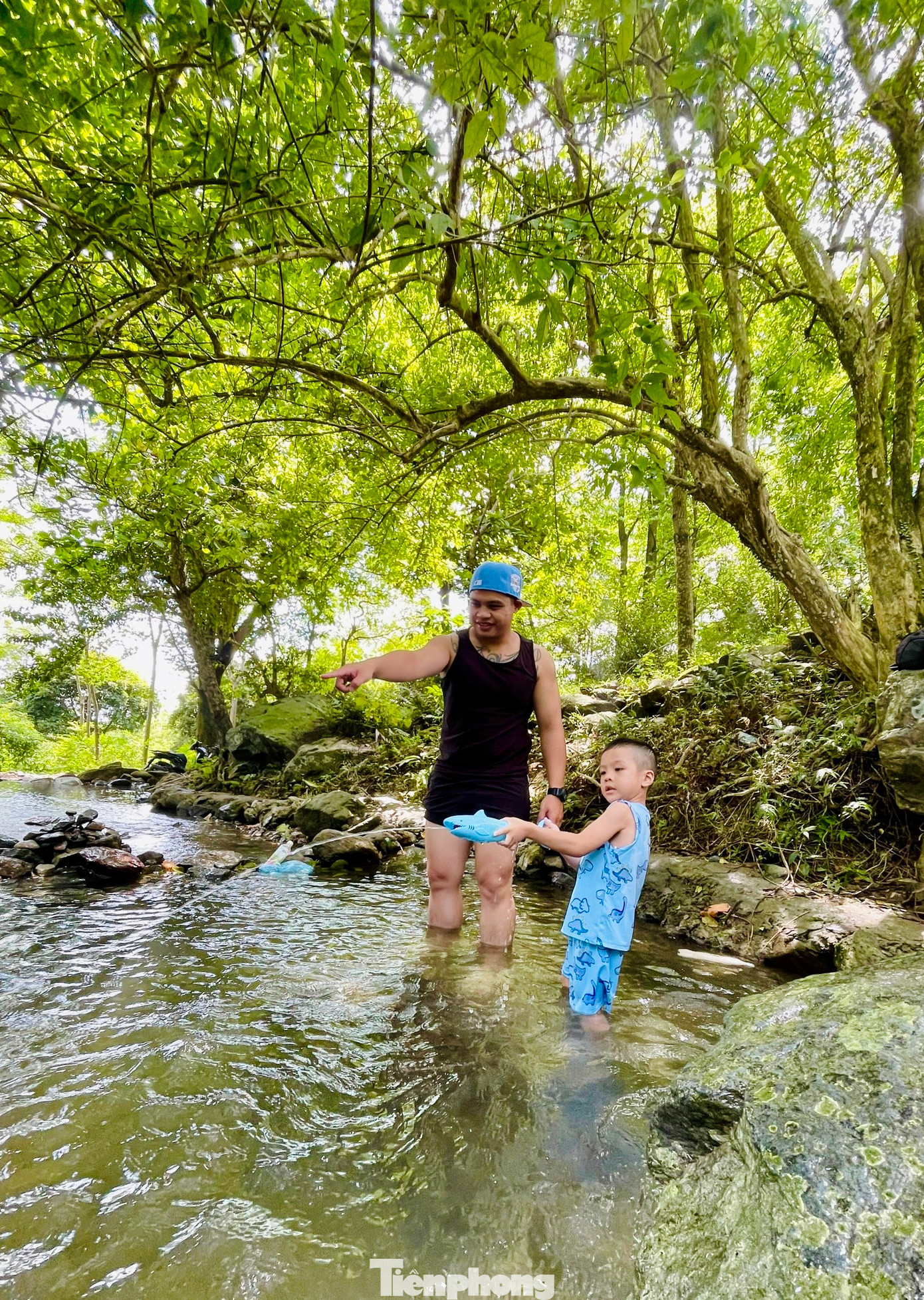 Ngoài tắm mát với con suối, các nhóm bạn trẻ còn có thể mang theo nguyên liệu để nướng thịt và tranh thủ ngắm cảnh, chụp hình check-in.