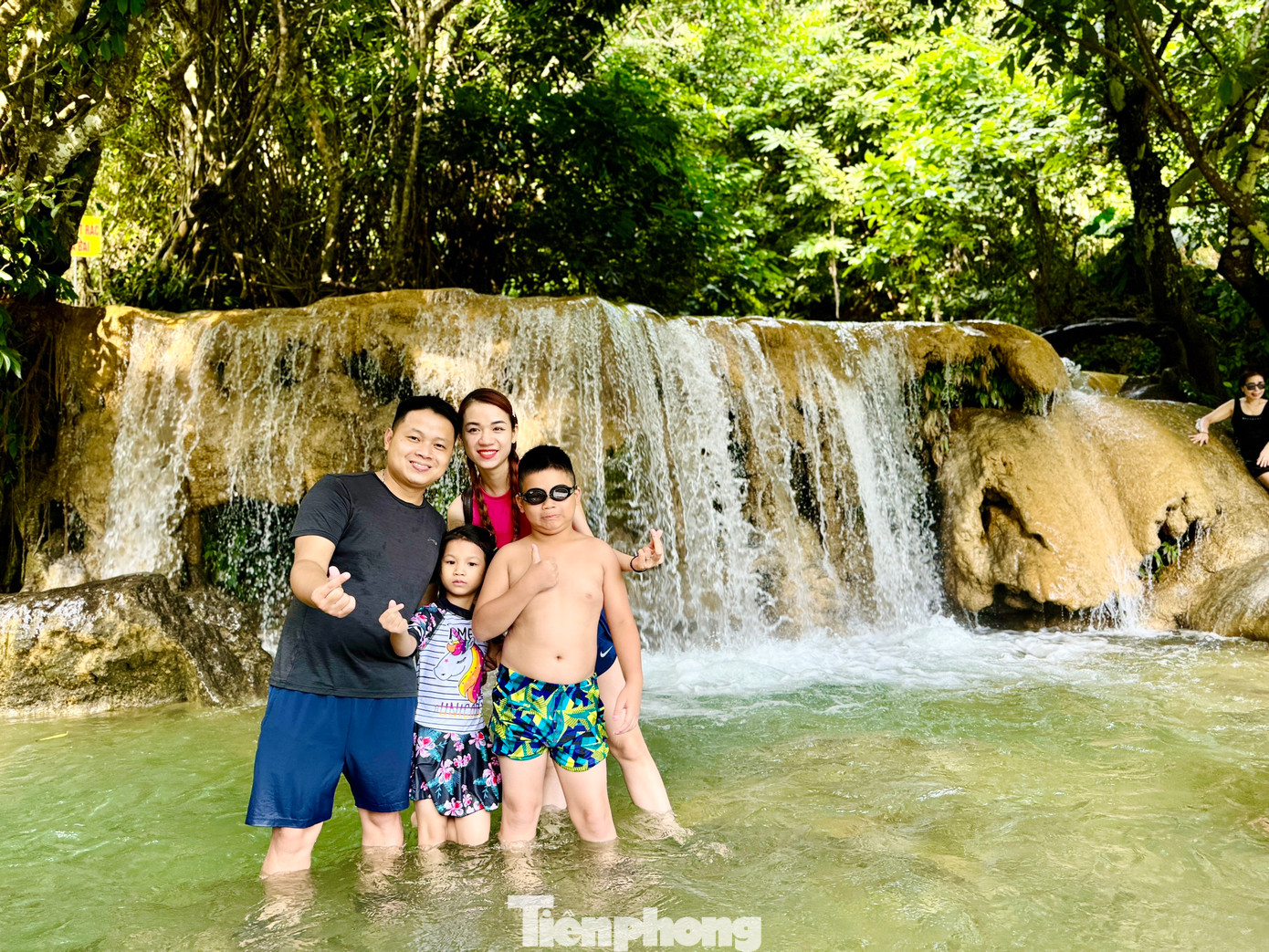 Gia đình bạn Quân Đỗ đến từ Hà Nội cho biết: "Chỉ với gần 3 giờ chạy xe, gia đình chúng tôi đã đến thác Mây, cảnh quan xanh mướt cùng các tầng thác nước tuyệt đẹp khiến tất cả thành viên đều ngỡ ngàng. Được vẫy vùng trong làn nước mát lạnh khiến bao mệt mỏi tan biến nhanh chóng".