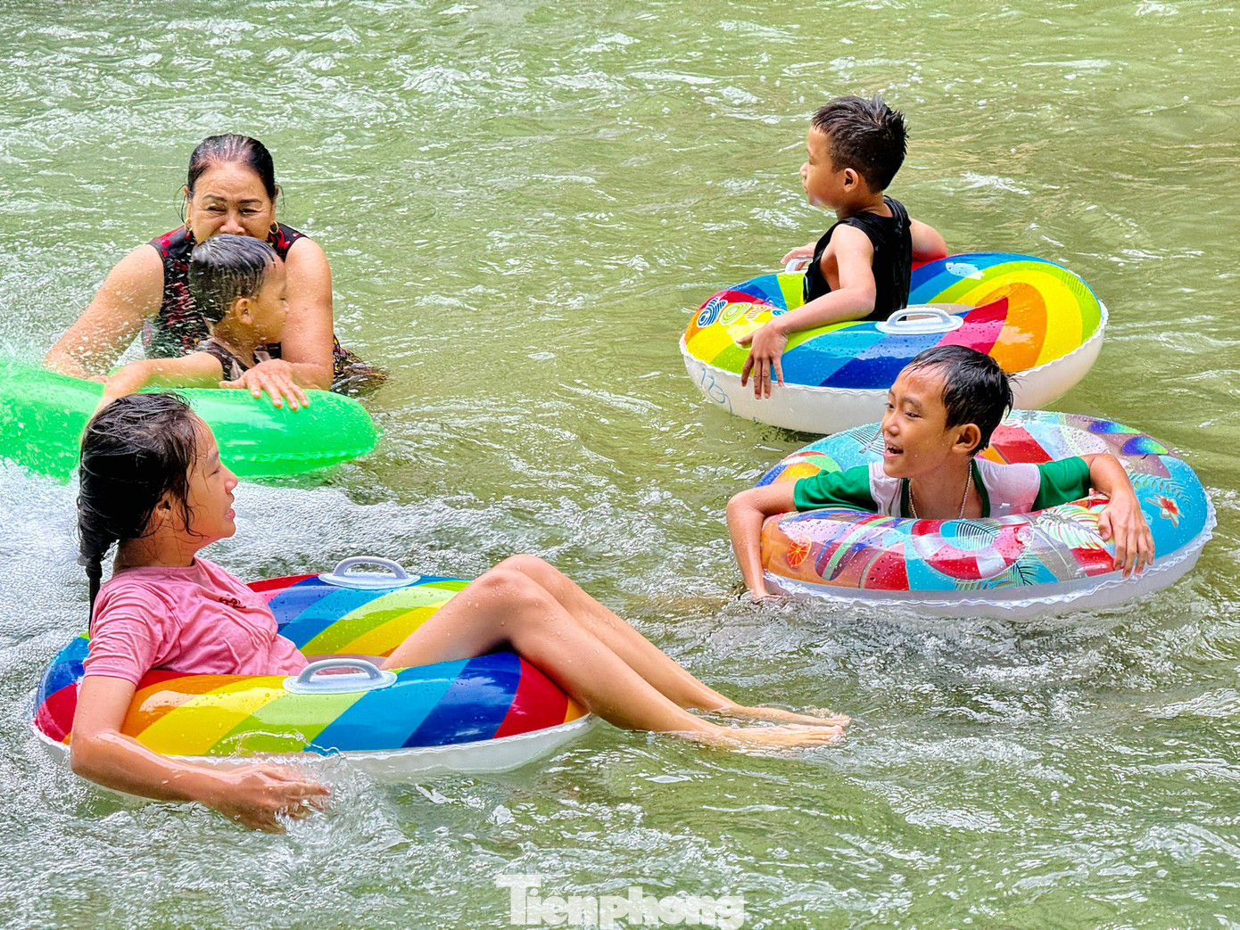 Những ngày hè oi bức, thác mây thu hút lượng du khách lớn tìm về tắm mát giải nhiệt, vui chơi.