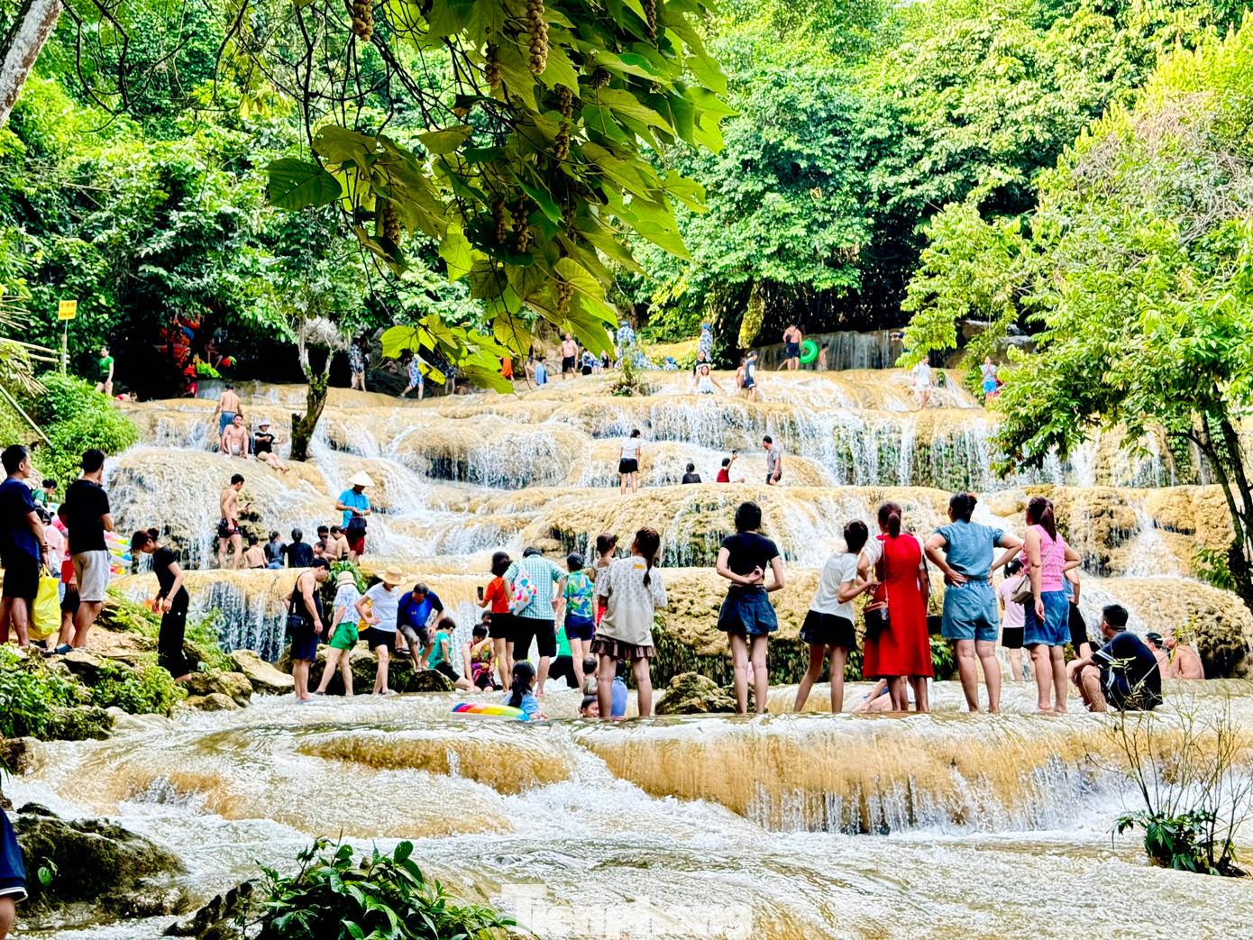 Dòng nước mát lành theo 9 bậc thác lớn, nối liền nhau chảy xuống tựa như những tầng mây bồng bềnh, mềm mại ở chốn bồng lai tiên cảnh. Đây cũng là một trong những nét độc đáo góp phần làm nên “thương hiệu” của thác Mây.