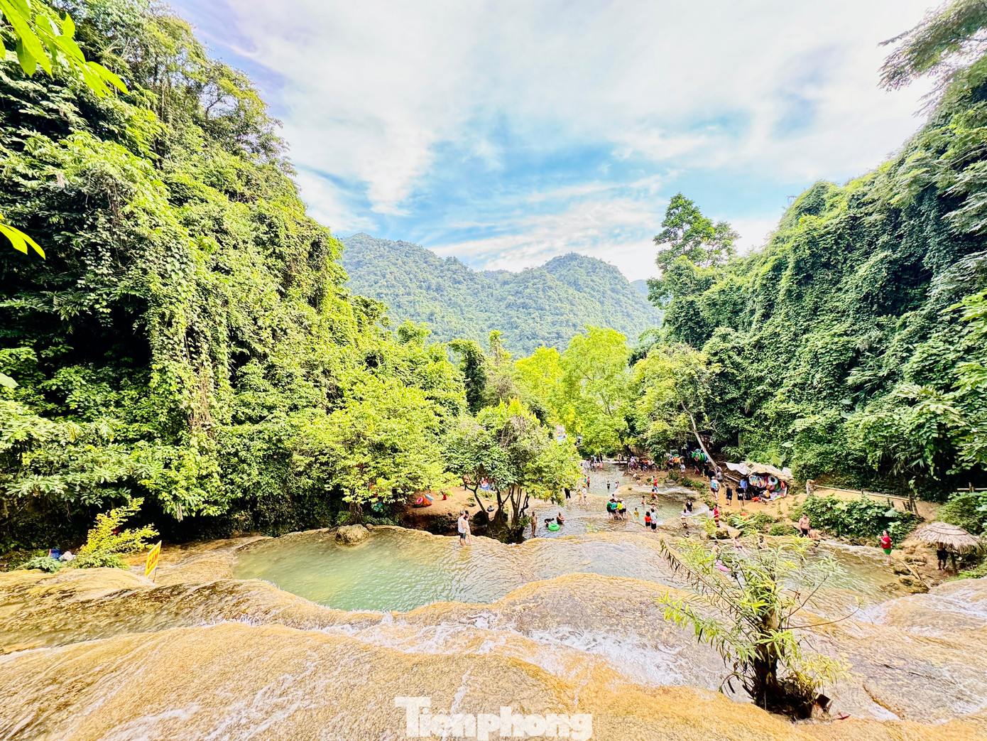 Gia đình bạn Quân Đỗ đến từ Hà Nội cho biết: "Chỉ với gần 3 giờ chạy xe, gia đình chúng tôi đã đến thác Mây, cảnh quan xanh mướt cùng các tầng thác nước tuyệt đẹp khiến tất cả thành viên đều ngỡ ngàng. Được vẫy vùng trong làn nước mát lạnh khiến bao mệt mỏi tan biến nhanh chóng".