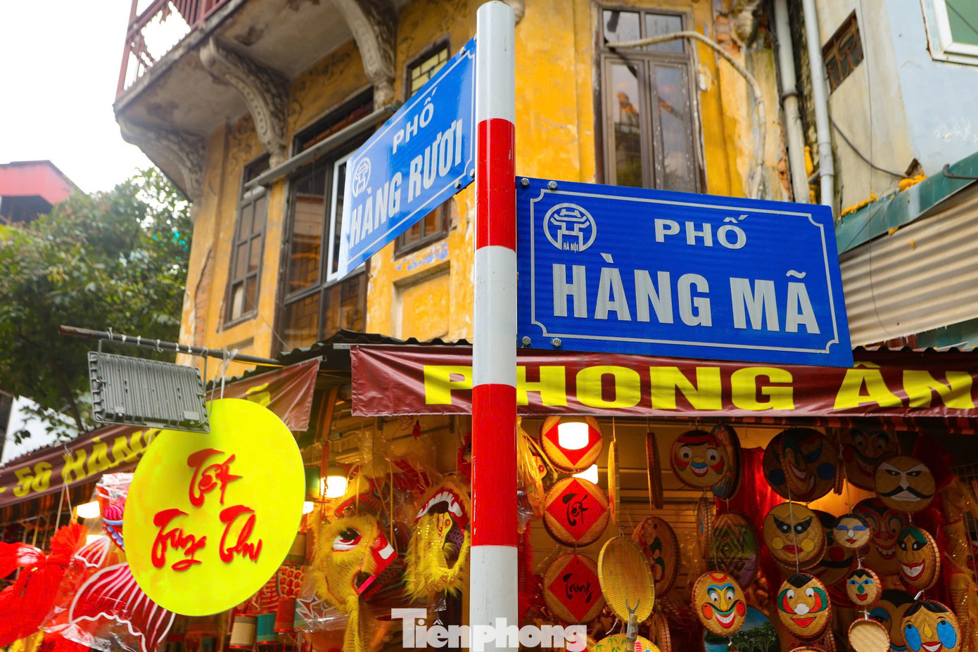 Mặc dù còn hơn 1 tháng nữa mới đến Tết Trung thu, tuy nhiên, phố Hàng Mã những ngày này đã lung linh, rực rỡ ánh đèn với sắc màu của hàng nghìn loại đồ chơi Trung thu truyền thống phủ kín con phố.