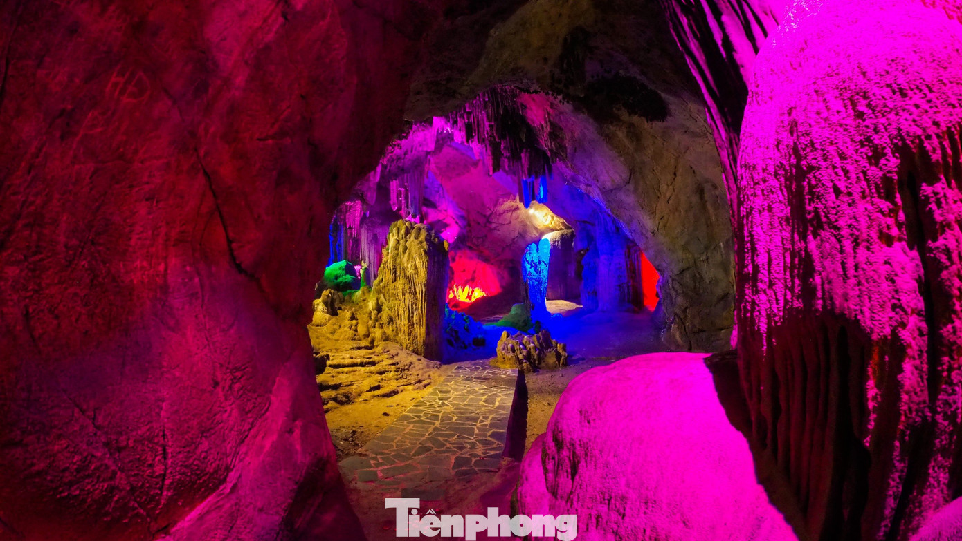 Gần động Từ Thức có rất nhiều địa điểm du lịch nổi tiếng khác như núi Nhồi, đền thờ Mai An Tiêm...