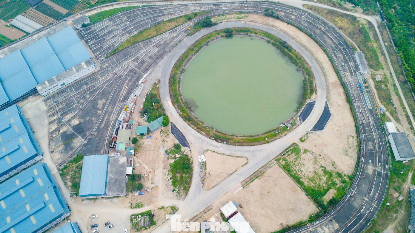 Khu depot Nhổn (quận Bắc Từ Liêm) rộng 15 ha là nơi dừng đỗ, xuất phát và quay đầu khi tàu hoạt động trên tuyến, nay vẫn im lìm.