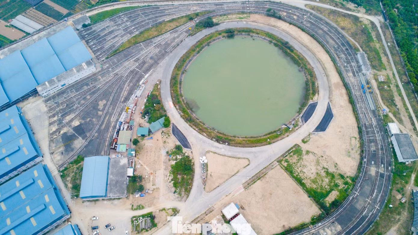 Khu depot Nhổn (quận Bắc Từ Liêm) rộng 15 ha là nơi dừng đỗ, xuất phát và quay đầu khi tàu hoạt động trên tuyến, nay vẫn im lìm.