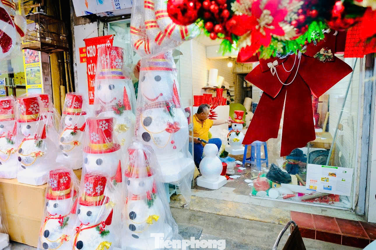 Người tuyết nhỏ với chiều cao từ 60cm - 80cm được chào bán với giá 500.000 - 800.000 đồng, với kích thước “cao hơn 2m" được chào bán với giá từ 3.000.000 đồng. Người tuyết nhỏ với chiều cao từ 60cm - 80cm được chào bán với giá 500.000 - 800.000 đồng, với kích thước “cao hơn 2m" được chào bán với giá từ 3.000.000 đồng.