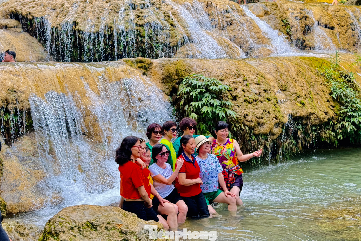 Dòng nước mát lành theo 9 bậc thác lớn, nối liền nhau chảy xuống tựa như những tầng mây bồng bềnh, mềm mại ở chốn bồng lai tiên cảnh. Đây cũng là một trong những nét độc đáo góp phần làm nên “thương hiệu” của thác Mây.