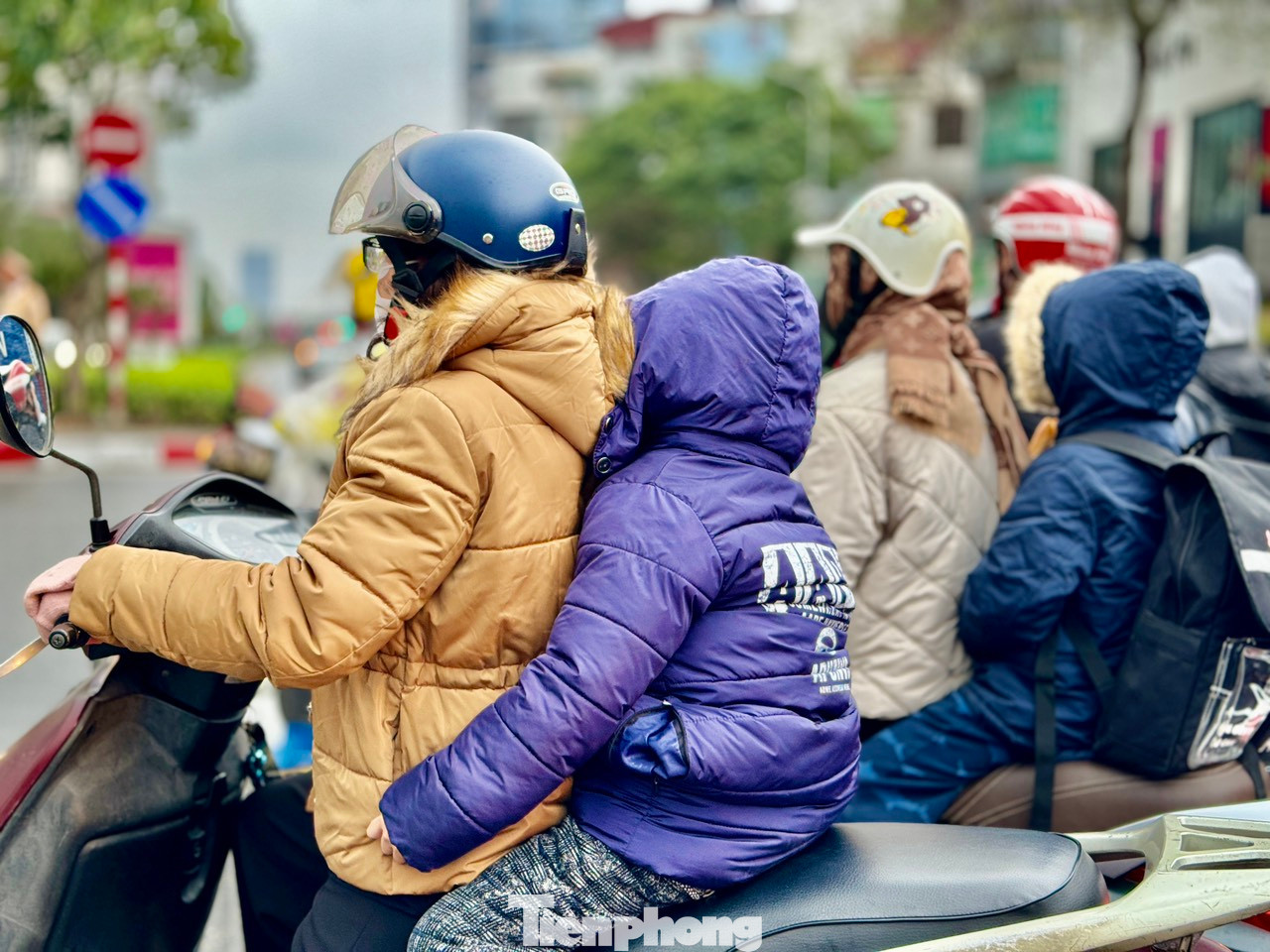 Sáng sớm nay (27/2), không khí lạnh tăng cường đã ảnh hưởng đến thời tiết ở Hà Nội. Mưa nhỏ kèm gió rét ảnh hưởng đến việc đi lại của người dân. Những tuyến đường trọng điểm như Trần Duy Hưng, nút giao Nguyễn Chí Thanh, đường Láng tiếp tục ùn tắc kéo dài.