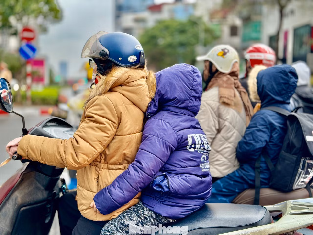 Sáng sớm nay (27/2), không khí lạnh tăng cường đã ảnh hưởng đến thời tiết ở Hà Nội. Mưa nhỏ kèm gió rét ảnh hưởng đến việc đi lại của người dân. Những tuyến đường trọng điểm như Trần Duy Hưng, nút giao Nguyễn Chí Thanh, đường Láng tiếp tục ùn tắc kéo dài.