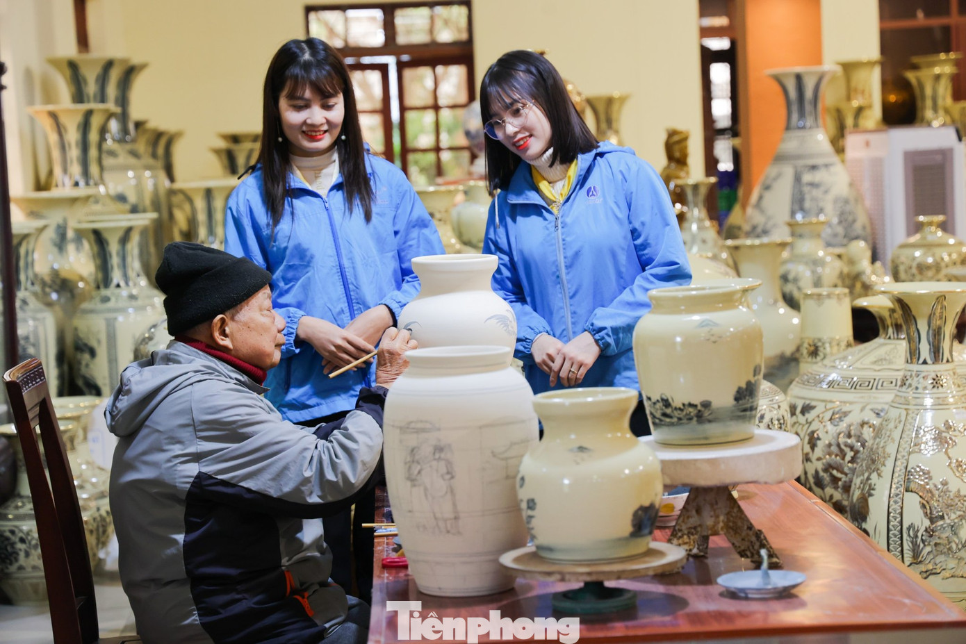 Chia sẻ với PV Tiền Phong, nghệ nhân Hạ Bá Định (84 tuổi) cho biết: "Những sản phẩm gốm Chu Đậu từ lâu đã được đánh giá là đỉnh cao của gốm sứ Việt Nam về độ tinh xảo, màu men và hoa văn. Để hoàn thành một tác phẩm ưng ý, ông phải mất vài ngày, thậm chí cả tuần có khi tới cả tháng để hoàn thiện".