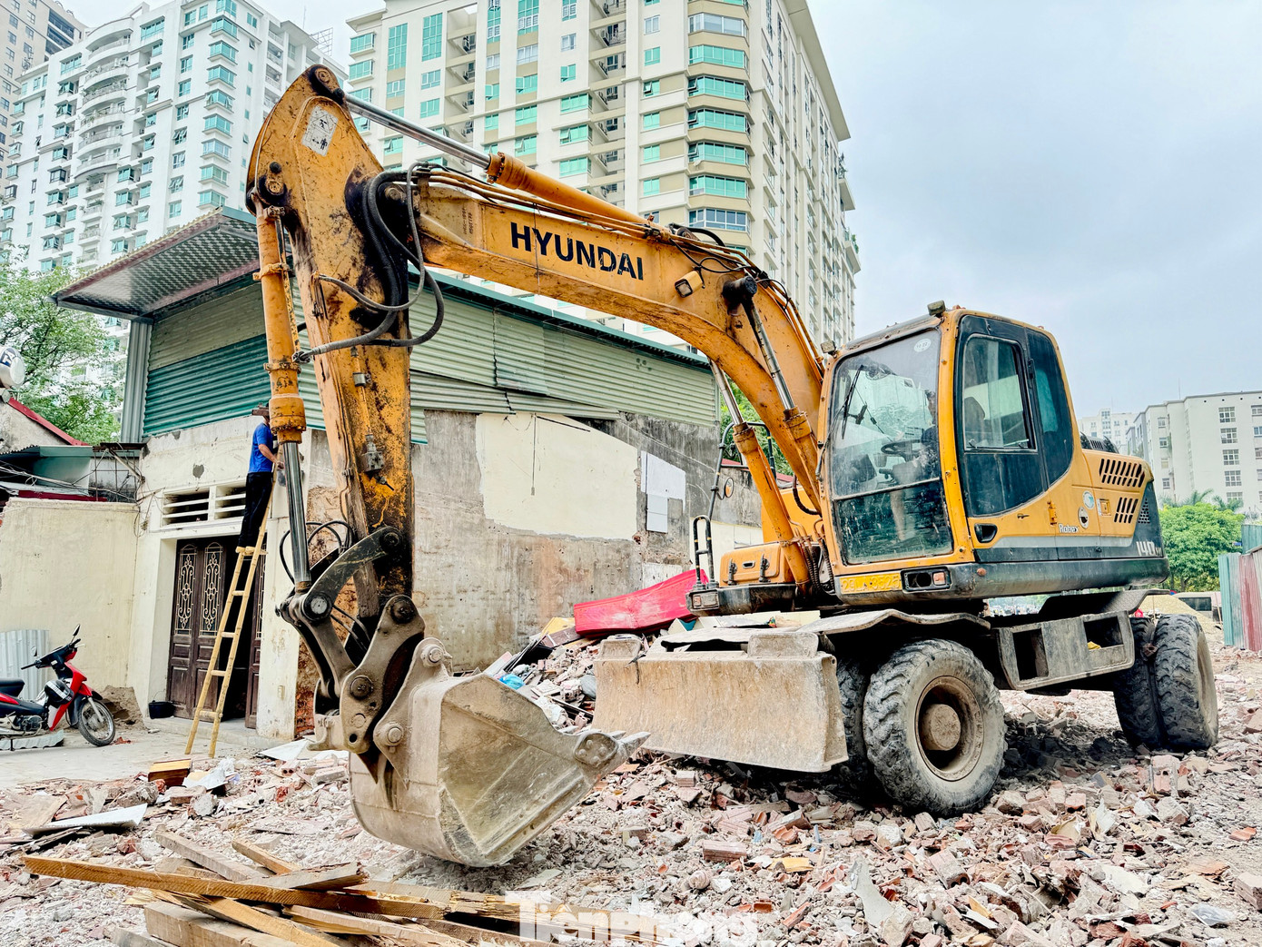 Người dân sinh sống lâu năm ở khu vực này cho biết, trước đây con ngõ này cứ nắng thì bụi bẩn bay mù mịt, còn mưa thì đường ngập ngụa bùn đất. "Chúng tôi mong muốn chính quyền sớm hoàn thành dự án để mọi người, nhất là các cháu học sinh đi lại đỡ khổ"