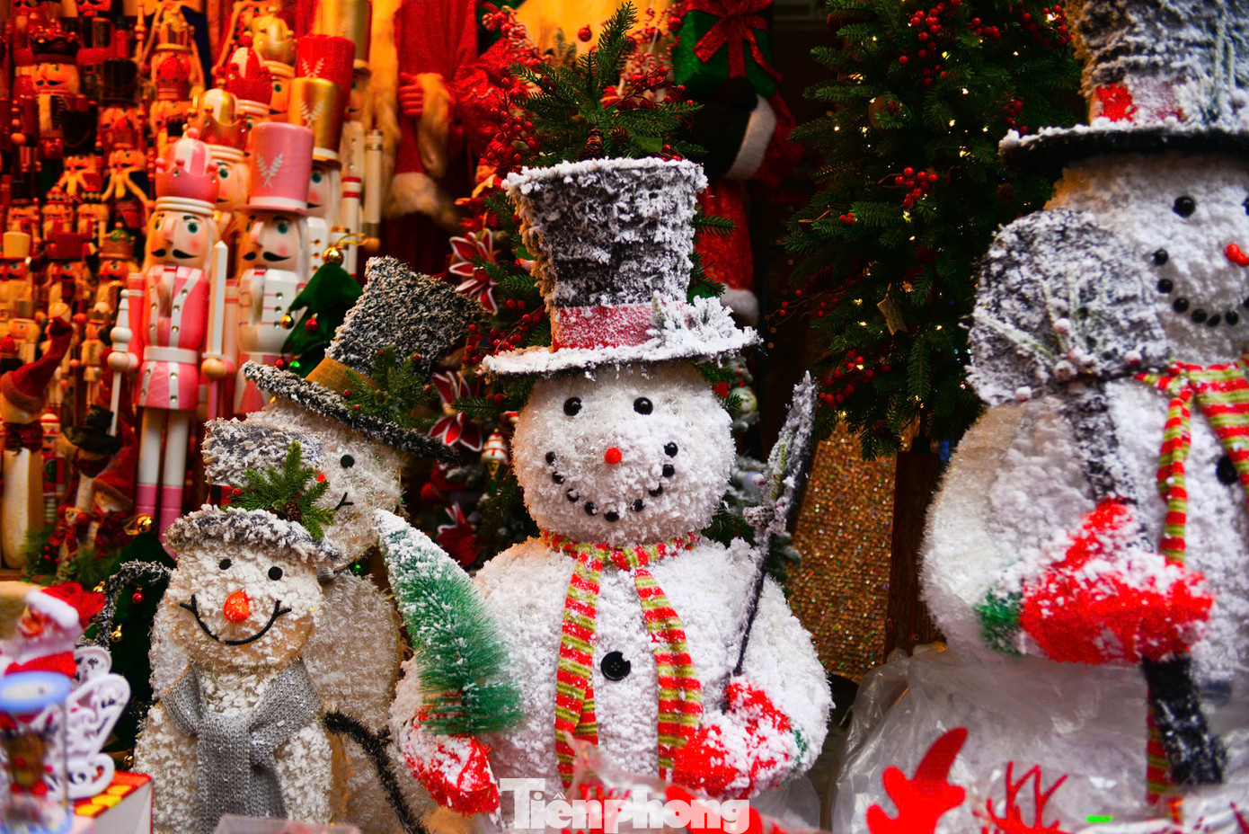 Từ cuối tháng 11 đã có rất nhiều đơn đặt hàng người tuyết, tuần lộc, ông già Noel… bằng xốp. Khách hàng chủ yếu là các trường học, cửa hàng, doanh nghiệp mua về để trang trí. Từ cuối tháng 11 đã có rất nhiều đơn đặt hàng người tuyết, tuần lộc, ông già Noel… bằng xốp. Khách hàng chủ yếu là các trường học, cửa hàng, doanh nghiệp mua về để trang trí.