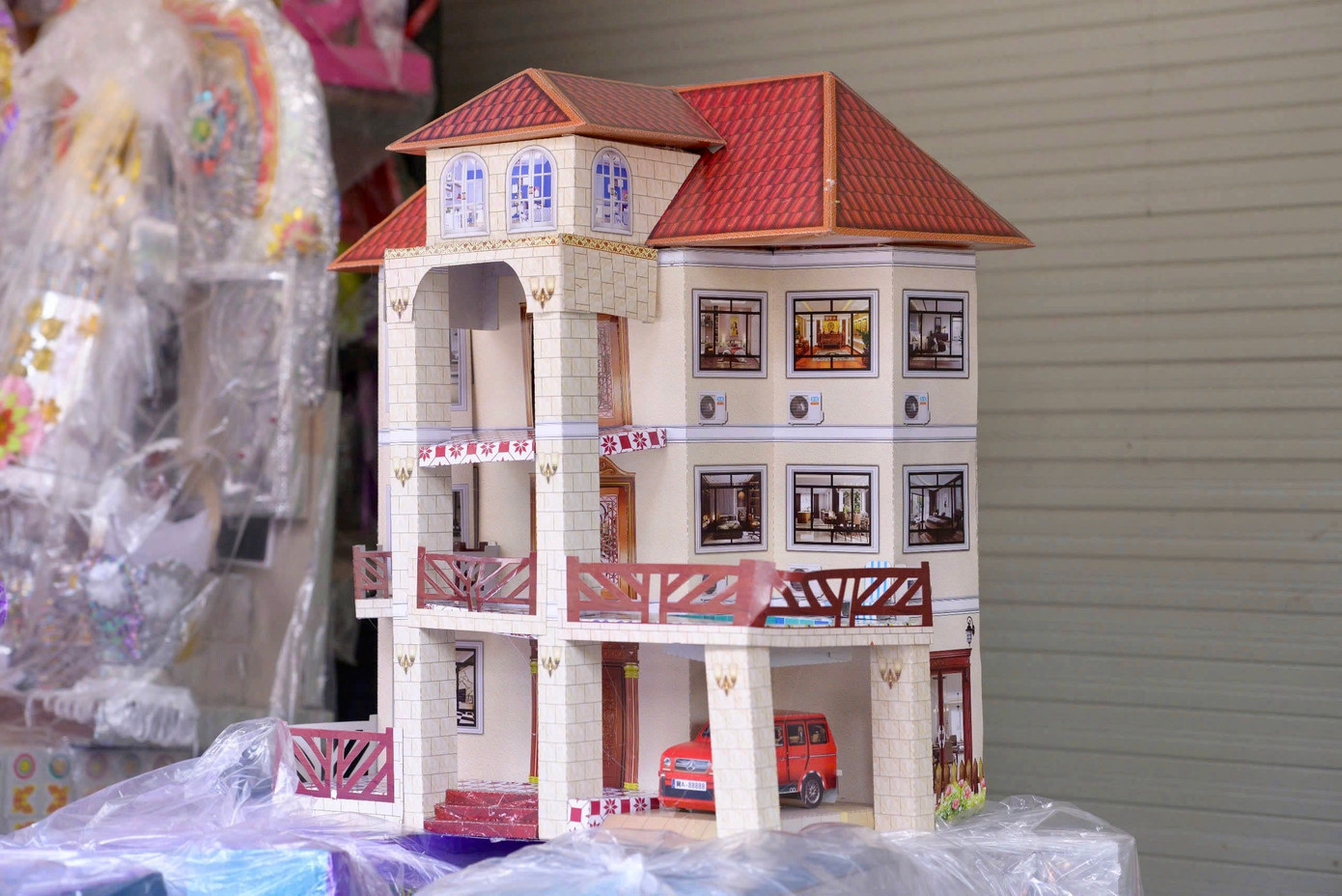 Những căn biệt thự, sản phẩm công nghệ luôn đắt hàng, giá từ vài chục nghìn tới vài triệu đồng tùy kích cỡ và số lượng. Những căn biệt thự, sản phẩm công nghệ luôn đắt hàng, giá từ vài chục nghìn tới vài triệu đồng tùy kích cỡ và số lượng.