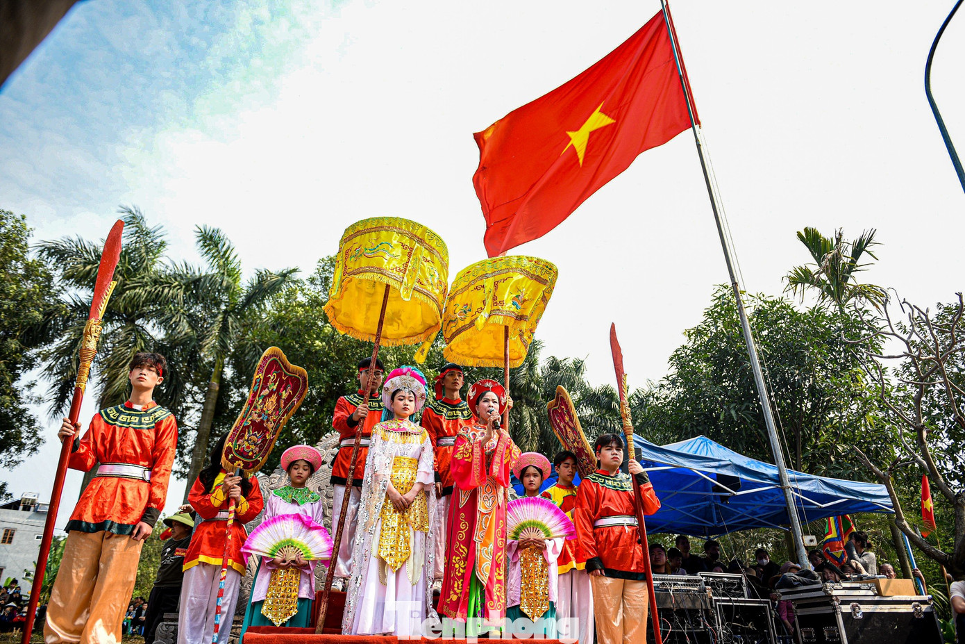 Người đóng Thánh bà (tức bà Lê Hoa) cùng hai “chàng rể” (gồm phe Bắc và phe Hậu) phải là các trai thanh gái lịch, chưa có gia đình riêng, học hành giỏi giang, xuất thân trong các gia đình nền nếp...