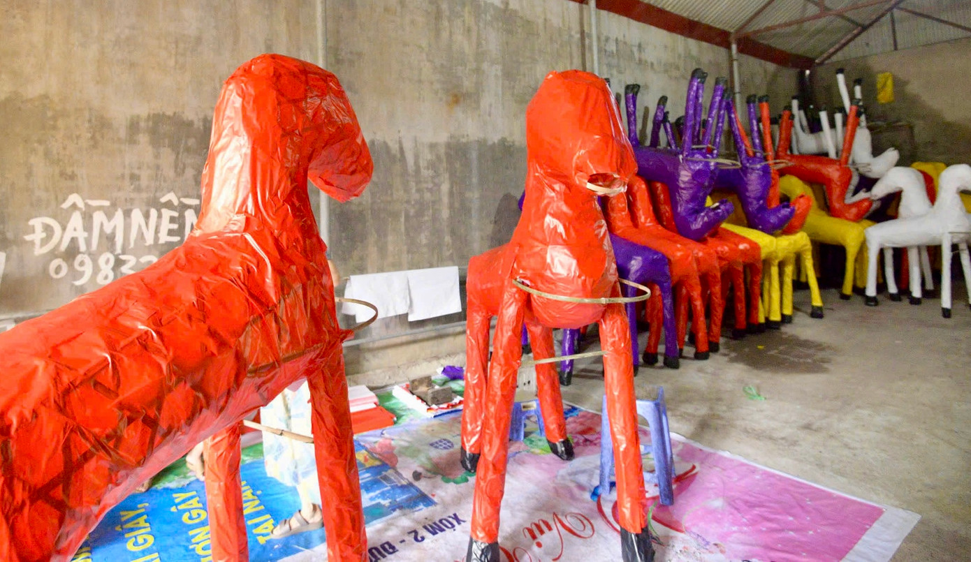 "Những năm gần đây, nhà nước và các cơ sở thờ tự kêu gọi người dân hạn chế đốt vàng mã để bảo vệ môi trường và tránh lãng phí tiền bạc nên chúng tôi chỉ sản xuất cầm chừng, các lô hàng lớn chủ yếu vào dịp Tết Nguyên đán và Rằm tháng 7", một chủ cơ sở sản xuất tên Thanh chia sẻ. "Những năm gần đây, nhà nước và các cơ sở thờ tự kêu gọi người dân hạn chế đốt vàng mã để bảo vệ môi trường và tránh lãng phí tiền bạc nên chúng tôi chỉ sản xuất cầm chừng, các lô hàng lớn chủ yếu vào dịp Tết Nguyên đán và Rằm tháng 7", một chủ cơ sở sản xuất tên Thanh chia sẻ.