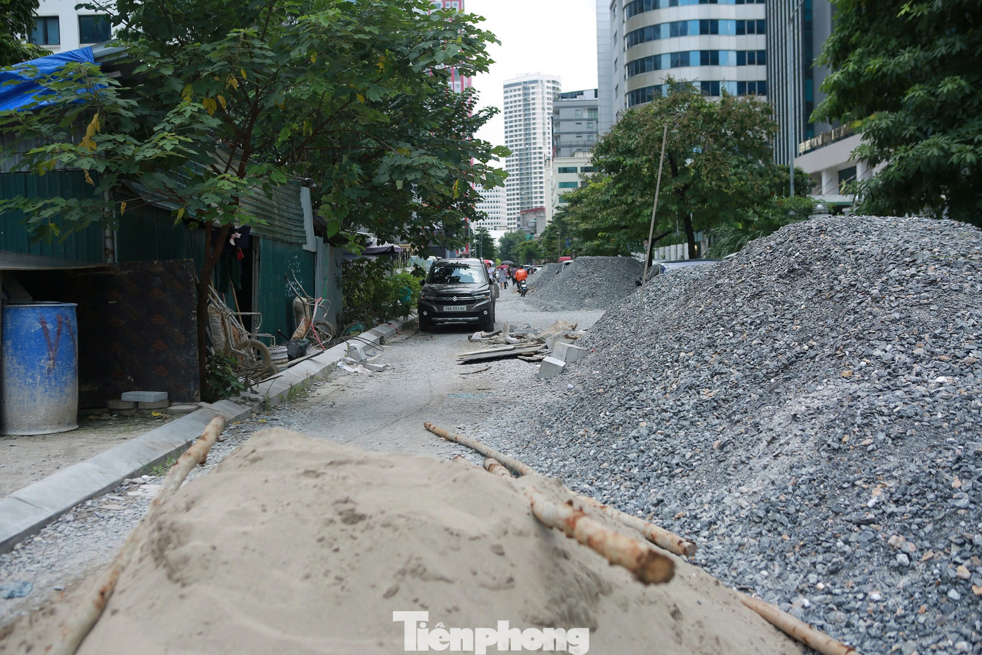 Người đi ôtô, xe máy qua đây phải cố gắng chạy thật chậm, tìm cách lách qua nhiều hố trũng, hố ga cùng nhiều cạm bẫy là vật liệu xây dựng chất đống cao, ngổn ngang giữa đường. Đoạn giao với đường Tôn Thất Thuyết nhỏ hẹp, như nút thắt cổ chai, giờ cao điểm xe máy, ôtô phải chen chúc nhau. Người đi ôtô, xe máy qua đây phải cố gắng chạy thật chậm, tìm cách lách qua nhiều hố trũng, hố ga cùng nhiều cạm bẫy là vật liệu xây dựng chất đống cao, ngổn ngang giữa đường. Đoạn giao với đường Tôn Thất Thuyết nhỏ hẹp, như nút thắt cổ chai, giờ cao điểm xe máy, ôtô phải chen chúc nhau.