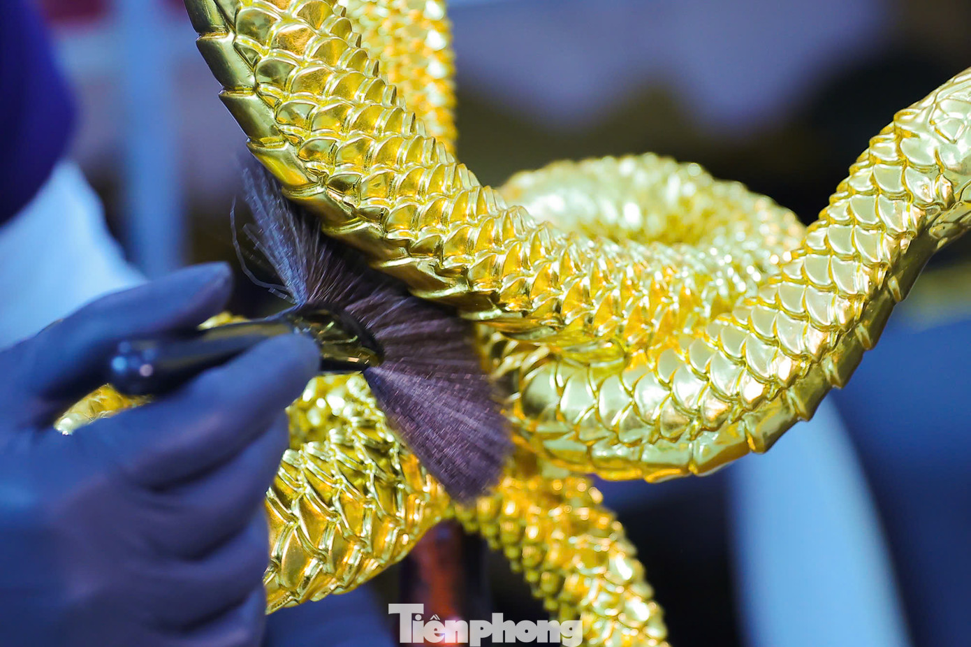 Theo ông Lâm, việc tạo hình linh vật ngoài chi tiết trên thân đảm bảo thẩm mỹ thì cần chú trọng tới biểu cảm, thần thái. Với rắn của năm Ất Tỵ, đôi mắt và miệng phải tạo được cảm giác lành, đầu hướng lên trên và không có răng nanh.