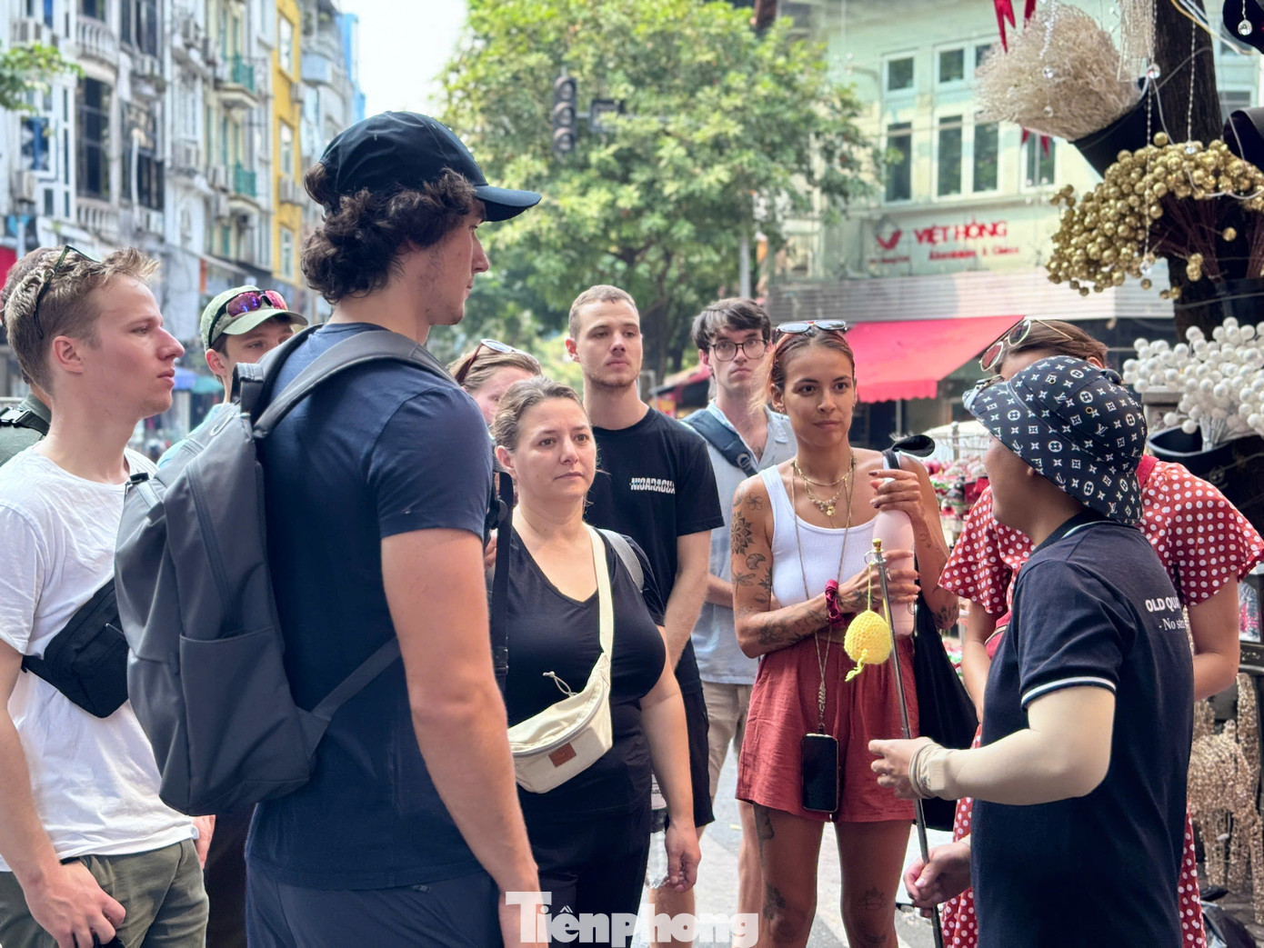 Phố Hàng Mã từ lâu đã trở thành địa điểm thu hút nhiều du khách nước ngoài ghé tham quan và mua sắm, chụp ảnh, khám phá thêm về nét đẹp văn hóa Việt Nam.