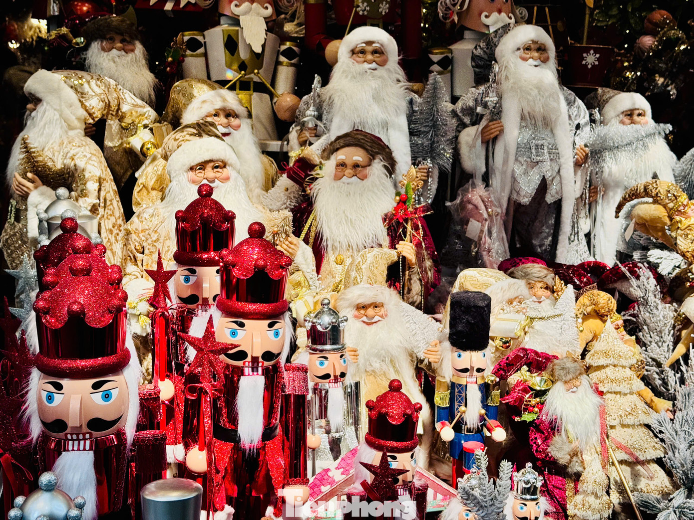 Các mẫu trang trí như chú lính chì đỏ, đĩa gỗ khắc hình tuần lộc, người tuyết, ông già Noel giá từ 30.000 đồng đến hơn 100.000 đồng tùy kích thước. Gấu Bắc cực, tuần lộc, người tuyết với kích thước lớn có giá từ 500.000 đồng tới hơn 1.000.000 đồng.