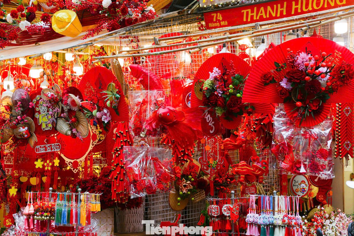 cho Pháo dây, hoa giấy, lục lạc vàng được làm cầu kỳ, bắt mắt. cho Pháo dây, hoa giấy, lục lạc vàng được làm cầu kỳ, bắt mắt.