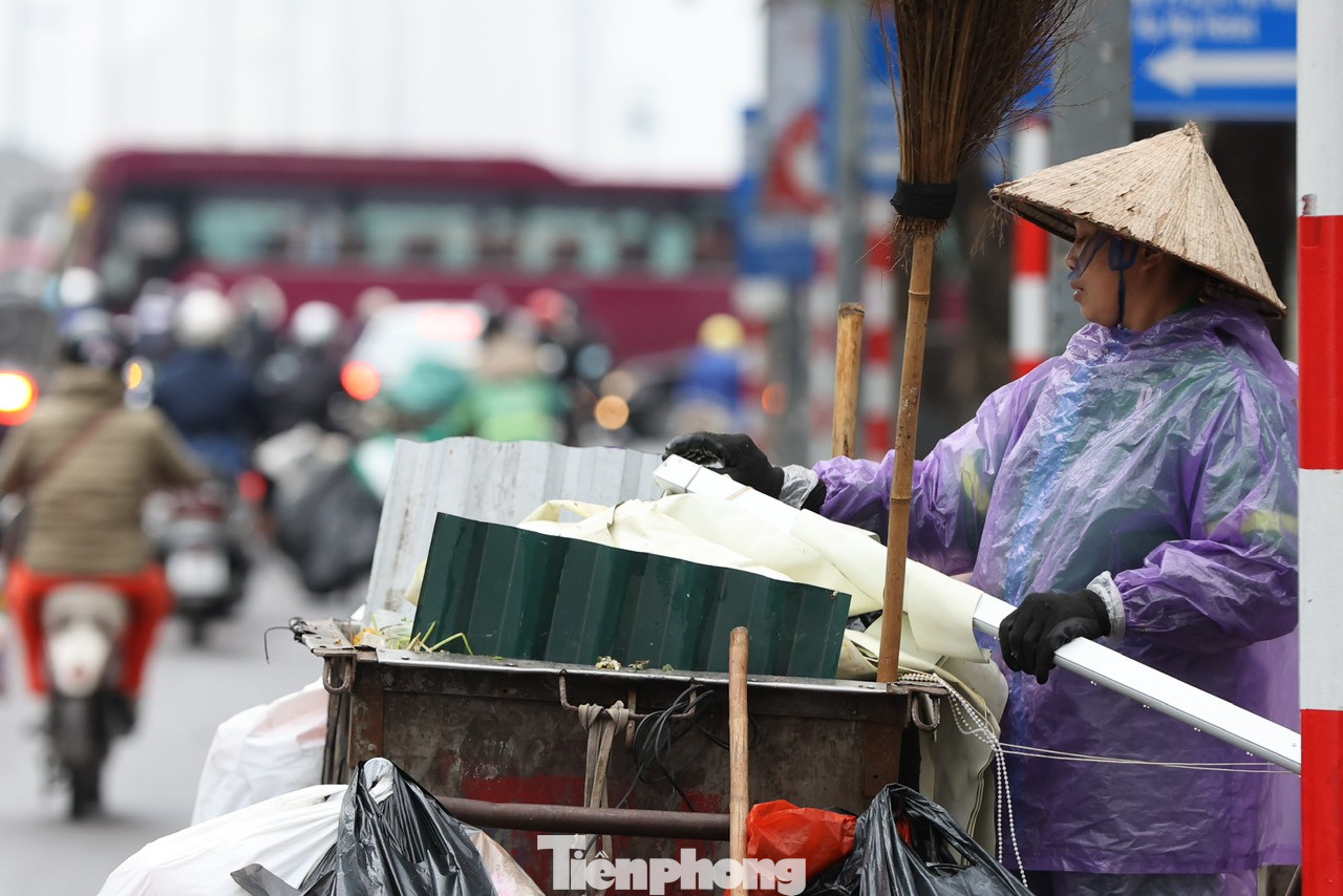 Dưới trời mưa rét, nhiều người mặc trên mình chiếc áo mưa vừa có thể che mưa vừa có thể giữ ấm cho cơ thể.