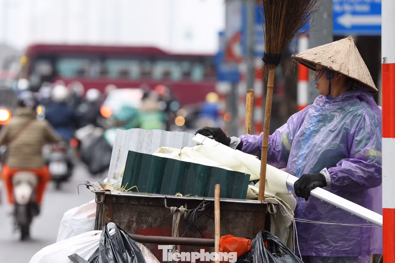 Dưới trời mưa rét, nhiều người mặc trên mình chiếc áo mưa vừa có thể che mưa vừa có thể giữ ấm cho cơ thể.