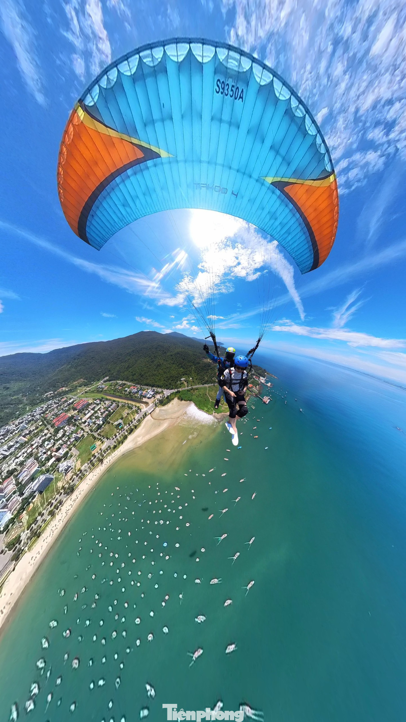 Bay dù lượn trên bán đảo Sơn Trà, ngắm nhìn trời nước, núi non hùng vĩ, biển xanh, cát trắng, nắng vàng và những khung cảnh thuyền bè, phố xá tuyệt đẹp là trải nghiệm đáng nhớ với du khách.