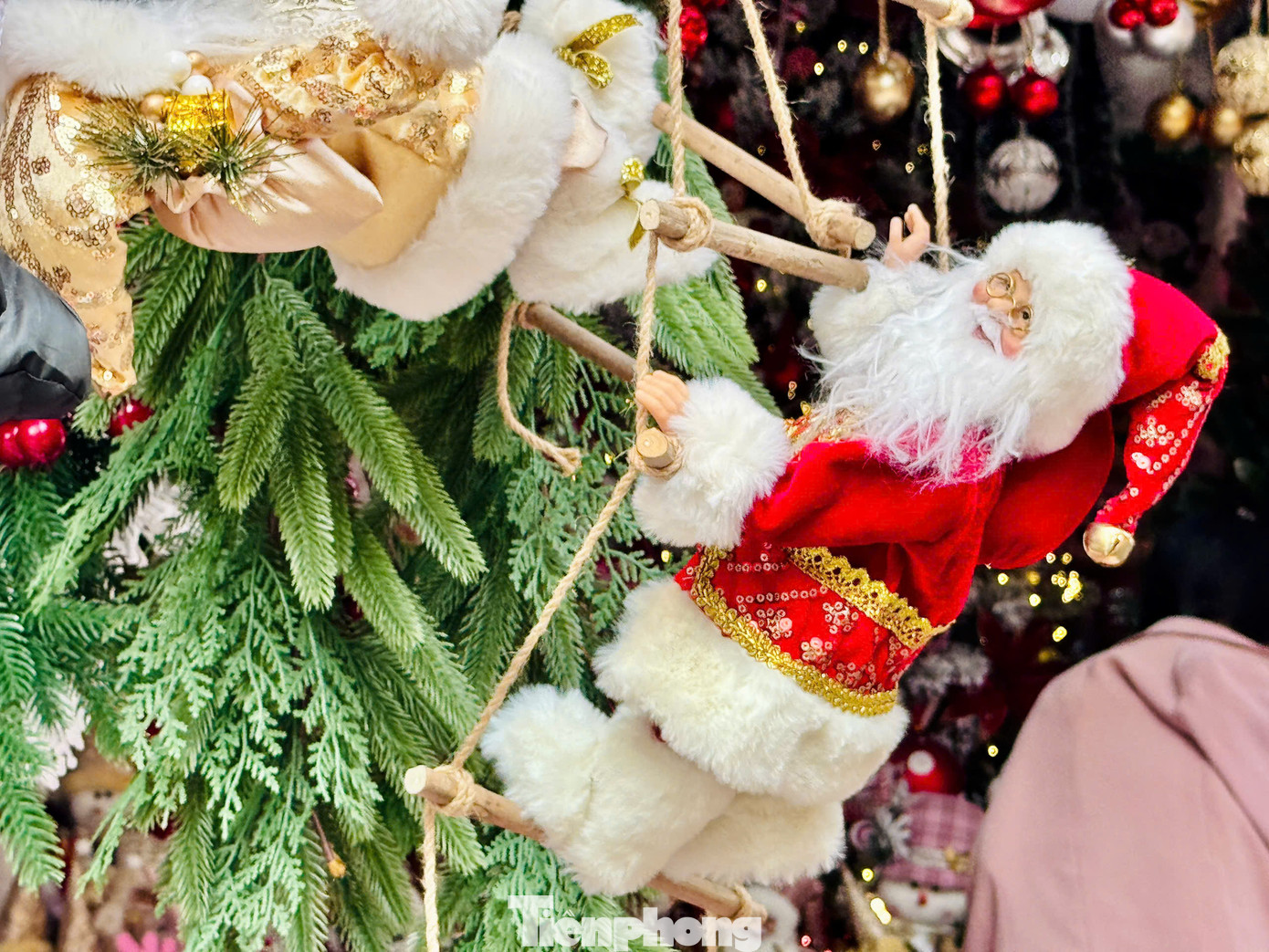 Còn hơn 1 tháng nữa mới đến lễ Giáng sinh nhưng phố Hàng Mã (Hà Nội) đã rực rỡ với đủ các loại hàng hóa trang trí rực rỡ, thu hút đông đảo khách tham quan mua sắm.