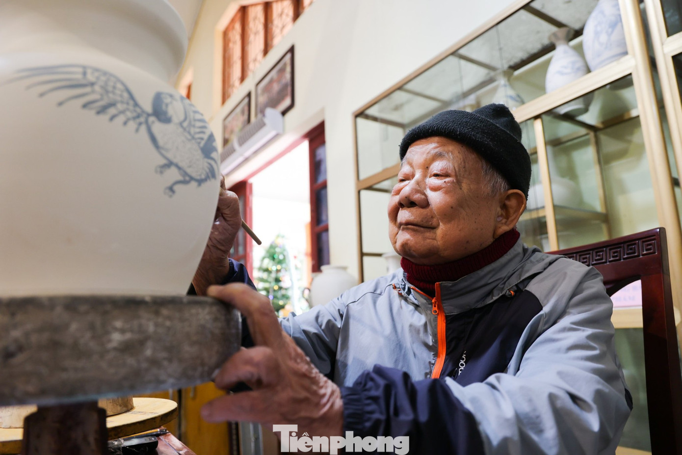 Chia sẻ với PV Tiền Phong, nghệ nhân Hạ Bá Định (84 tuổi) cho biết: "Những sản phẩm gốm Chu Đậu từ lâu đã được đánh giá là đỉnh cao của gốm sứ Việt Nam về độ tinh xảo, màu men và hoa văn. Để hoàn thành một tác phẩm ưng ý, ông phải mất vài ngày, thậm chí cả tuần có khi tới cả tháng để hoàn thiện".