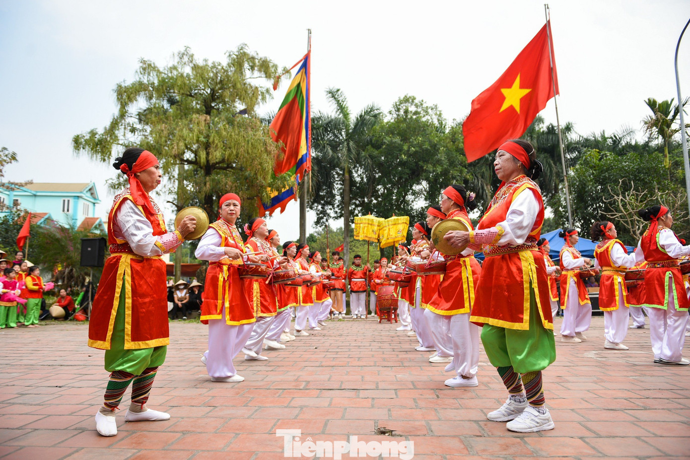 Những người được chọn tham gia các vai chính trong lễ hội đều phải trải qua quá trình tuyển lựa với nhiều tiêu chí khắt khe. Người đóng vai mẹ của Thánh bà, tức Mẫu bà phải là người đẹp, song toàn, gia đình gương mẫu.