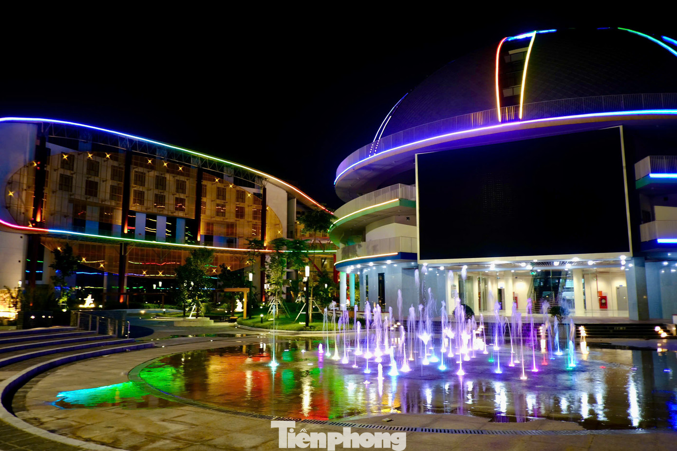 Anh Thành Dương (ở Yên Hòa, Cầu Giấy) chia sẻ:" Tôi hay chạy bộ quanh công viên vào buổi tối thấy công trình nổi bật bởi hệ thống đèn LED trông rất hiện đại".