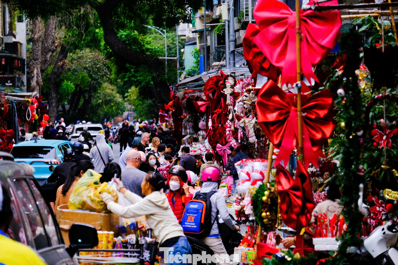 Phố Hàng Mã đã "mặc áo mới" rực rỡ sắc màu, đón tiểu thương cùng người dân và du khách tới để dạo chơi và mua sắm cho lễ Giáng sinh. Phố Hàng Mã đã "mặc áo mới" rực rỡ sắc màu, đón tiểu thương cùng người dân và du khách tới để dạo chơi và mua sắm cho lễ Giáng sinh.