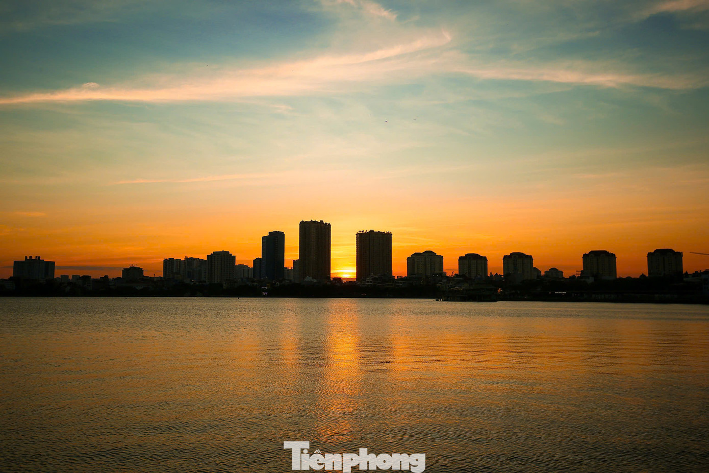 Hoàng hôn chầm chậm trôi mang đến cảm giác bình yên thêm chút buồn man mác ở Hồ Tây, hồ rộng lớn nhất của Hà Nội.