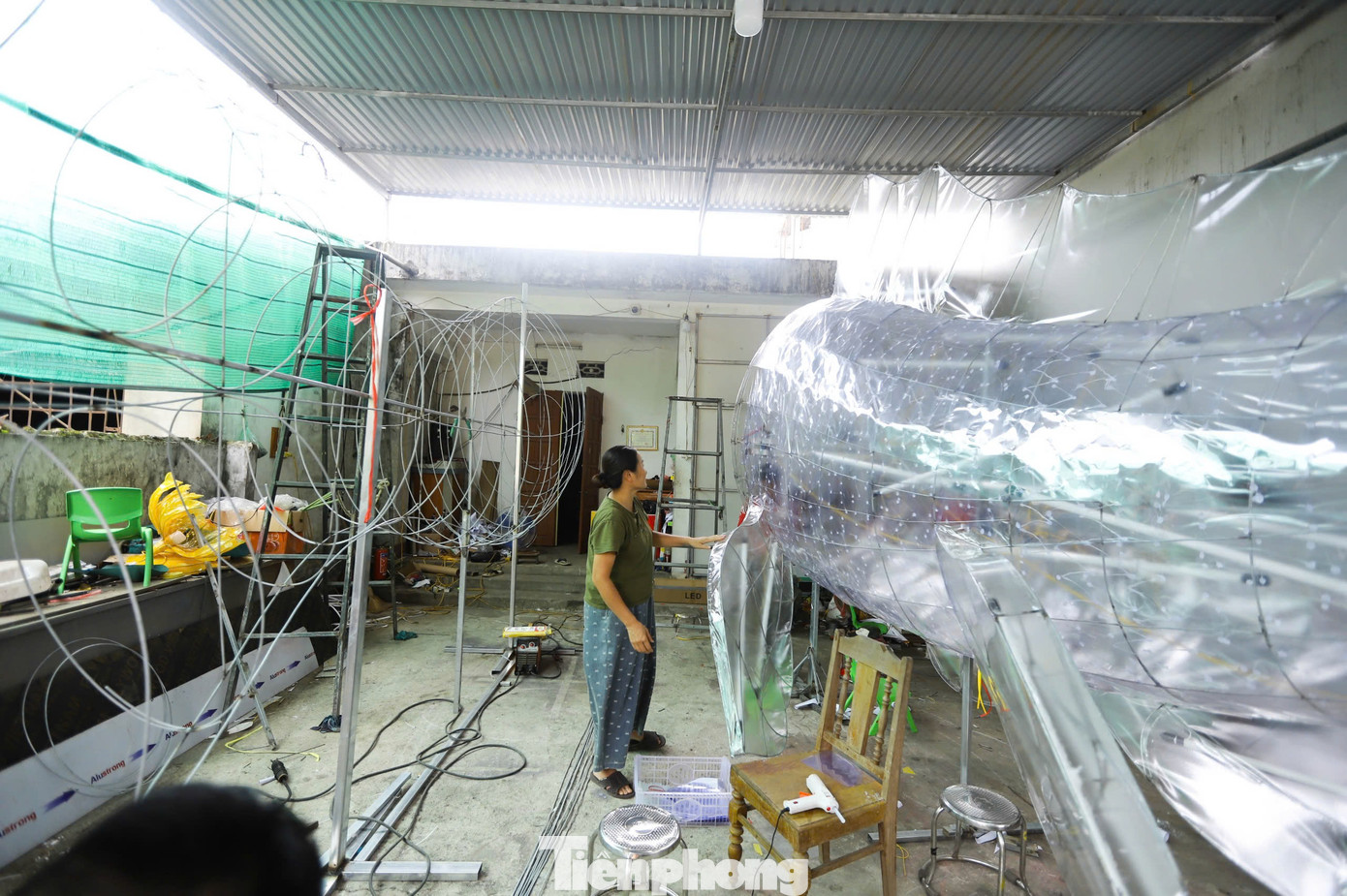 Đã thành truyền thống, từ khoảng đầu tháng 7 Âm lịch, người dân (tổ 6, phường Minh Xuân, Thành phố Tuyên Quang) lại cùng nhau lên ý tưởng để làm đèn trung thu. Chị Đặng Thu Hường chia sẻ: "Trước đây gia đình tôi chủ yếu làm đèn ông sao và các con vật. Vài năm trở lại đây, gia đình tôi quyết định chuyển sang làm mô hình đèn Trung thu cho phường Minh Xuân. Nhận thấy những mô hình của gia đình có nhiều nét đặc sắc, dần dần các tổ dân phố khác trên địa bàn tự tìm đến đặt. Đến nay một số tỉnh lân cận cũng đến đặt hàng".