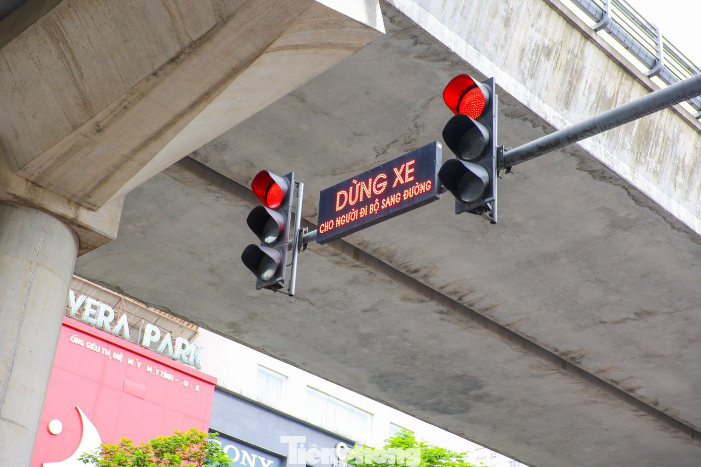 Tuy nhiên sau 7 năm triển khai, đèn tín hiệu cho người đi bộ chưa phát huy hiệu quả