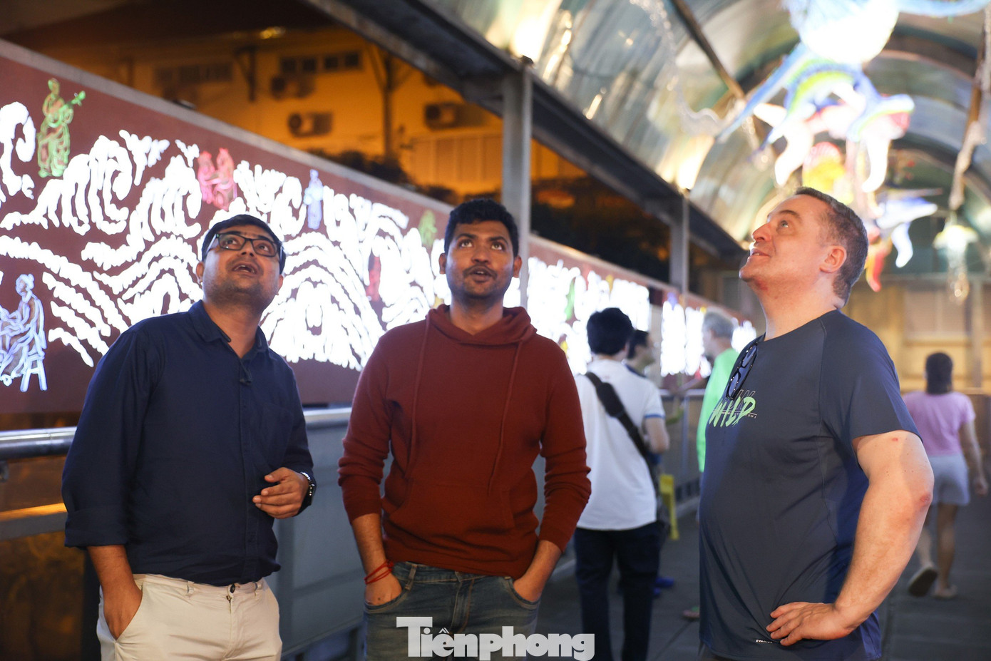 Dự án chưa chính thức khánh thành nhưng đã thu hút rất nhiều sự chú ý, quan tâm của du khách. Những người dân quanh khu vực này bất ngờ bởi khu vực cầu đi bộ này được trang hoàng rực rỡ. "Cây cầu được trang trí với các tác phẩm nghệ thuật khiến tôi thích thú với việc đi bộ hơn. Tôi mong rằng, thời gian tới các cây cầu đi bộ khác cũng sẽ được trang trí đẹp để thu hút người đi bộ", anh Trần Mạnh Hùng (Phúc Tân, Hoàn Kiếm, Hà Nội) chia sẻ. Dự án chưa chính thức khánh thành nhưng đã thu hút rất nhiều sự chú ý, quan tâm của du khách. Những người dân quanh khu vực này bất ngờ bởi khu vực cầu đi bộ này được trang hoàng rực rỡ. "Cây cầu được trang trí với các tác phẩm nghệ thuật khiến tôi thích thú với việc đi bộ hơn. Tôi mong rằng, thời gian tới các cây cầu đi bộ khác cũng sẽ được trang trí đẹp để thu hút người đi bộ", anh Trần Mạnh Hùng (Phúc Tân, Hoàn Kiếm, Hà Nội) chia sẻ.