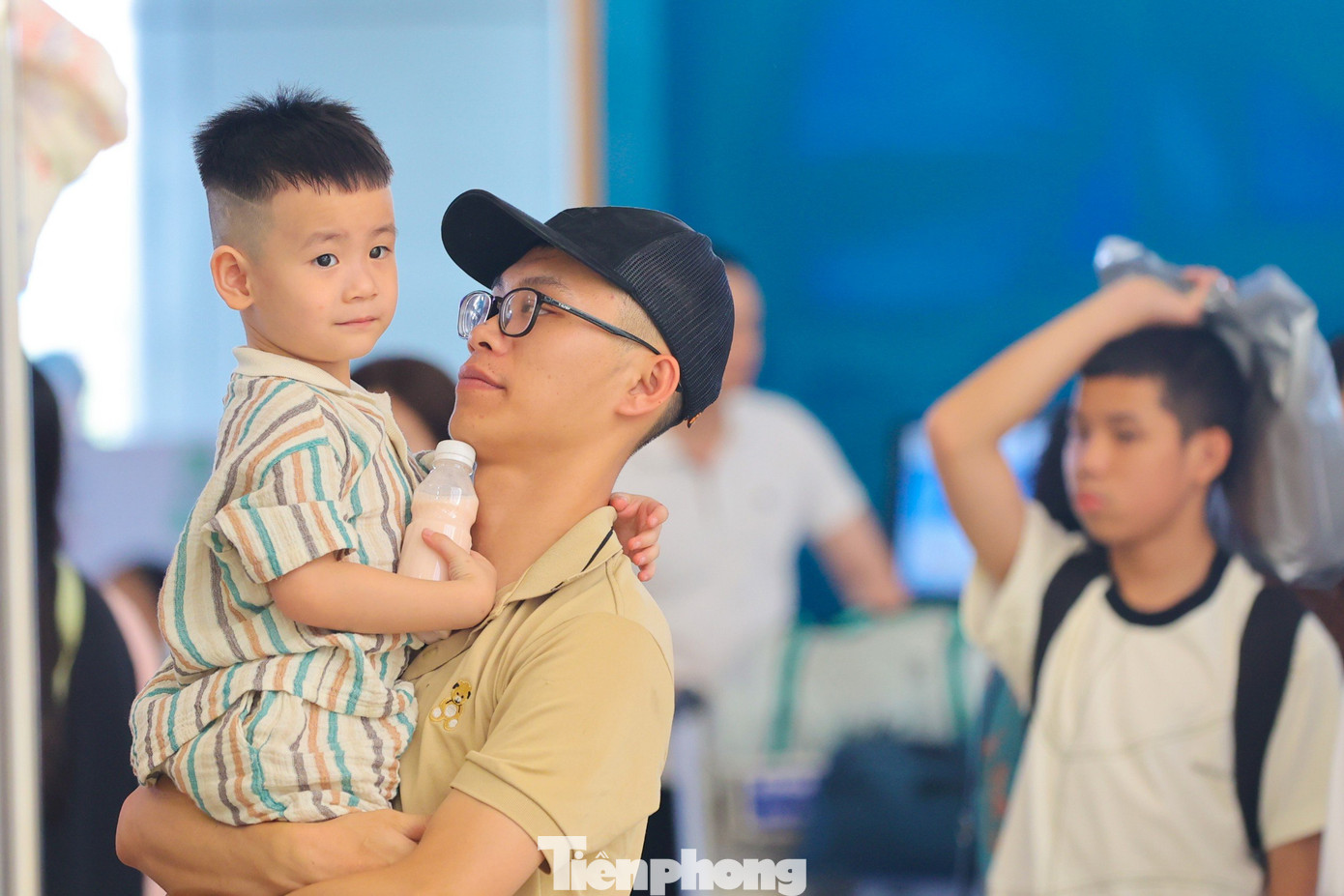 "Biết trước giá vé máy bay cao hơn so với năm ngoái nên chúng tôi đã lên kế hoạch cho chuyến đi trước 2 tháng, hôm nay ra làm thủ tục cũng phải ra sớm hơn để tránh trễ chuyến bay, anh Phạm Huy ở quận Hoàng Mai (Hà Nội) chia sẻ.