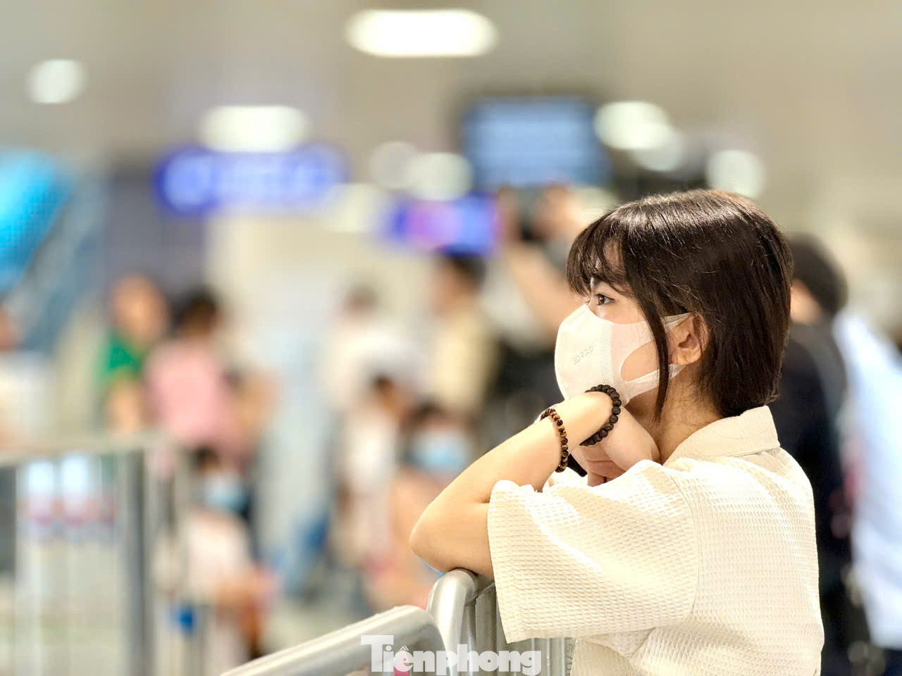 Ghi nhận sáng cuối tuần (ngày 24/8), hàng dài người vẫn tiếp tục xếp hàng mua vé để trải nghiệm tuyến tàu điện Nhổn - Ga Hà Nội.